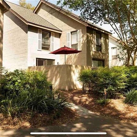 In The Heart Of Harbour Town 2Br 2Ba Pool Access Close To Beach ヒルトンヘッドアイランド エクステリア 写真