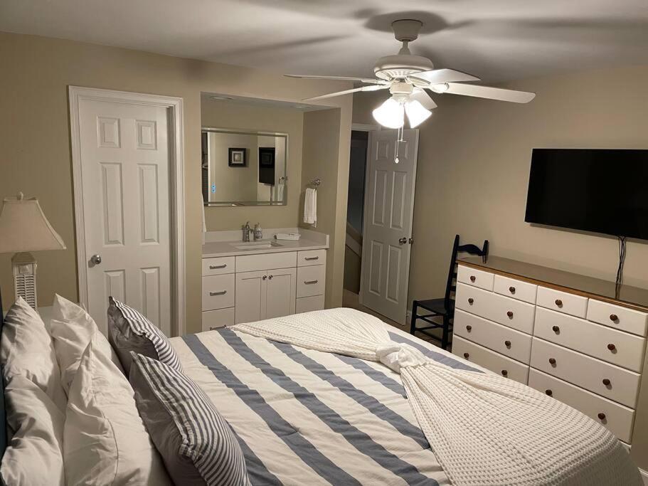 In The Heart Of Harbour Town 2Br 2Ba Pool Access Close To Beach ヒルトンヘッドアイランド エクステリア 写真