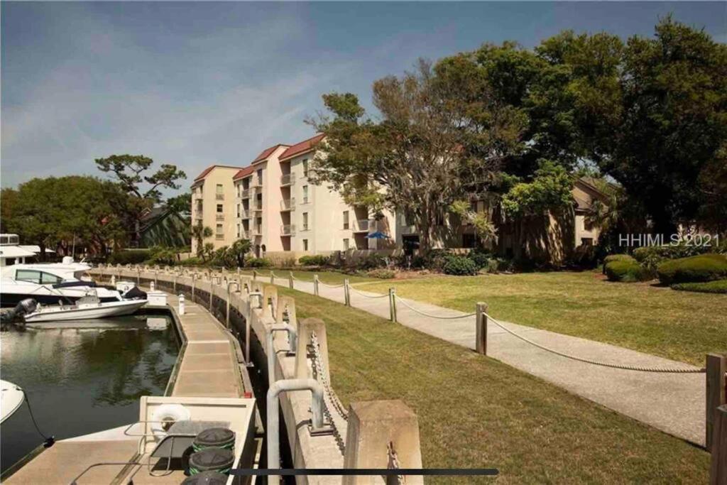 In The Heart Of Harbour Town 2Br 2Ba Pool Access Close To Beach ヒルトンヘッドアイランド エクステリア 写真
